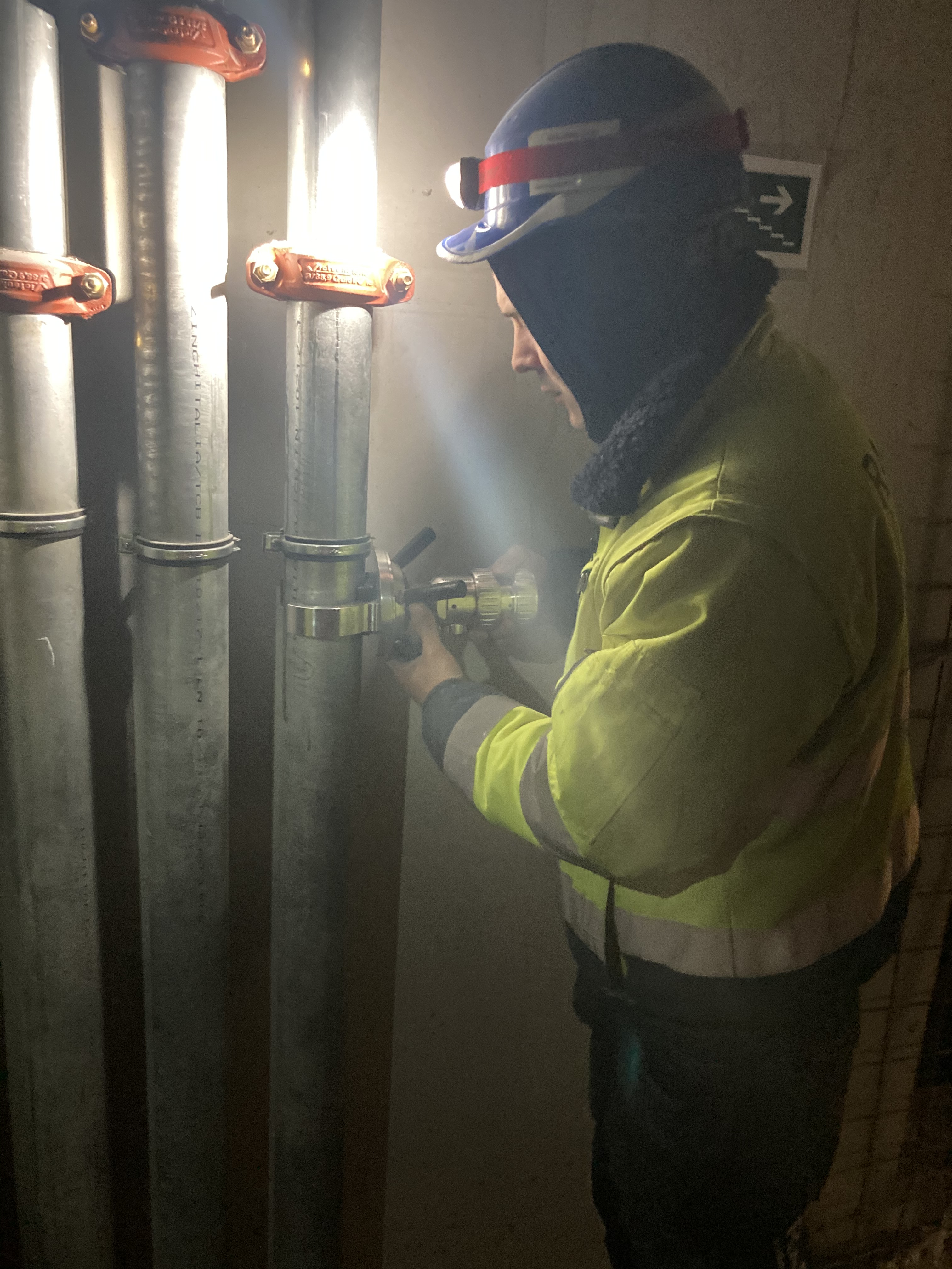 Snapdrill körkivágó gép tesztelése az építkezésen Snapdrill körkivágó gép tesztelése az építkezésen